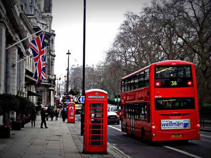 como funciona o inglês britânico