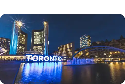 A cidade de Toronto está iluminada com luzes azuis.