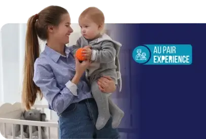 Uma mulher segura um bebê no berço durante um IE Intercâmbio.