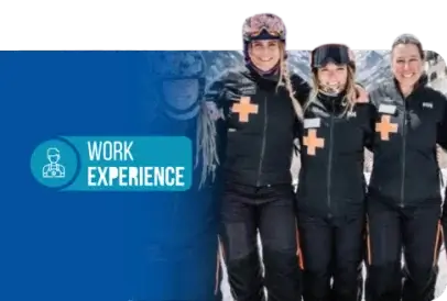 Grupo de esquiadores do programa de experiência profissional do IE Intercâmbio posando para foto com as palavras experiência profissional.