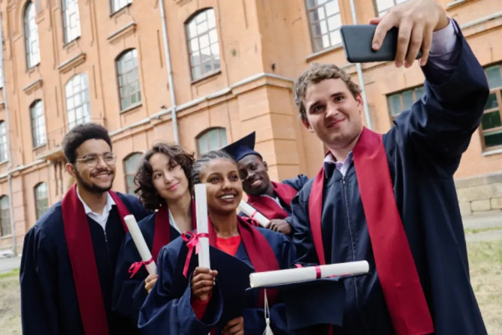 Formandos da Schiller International University, um Ensino Prático e Diploma Duplo