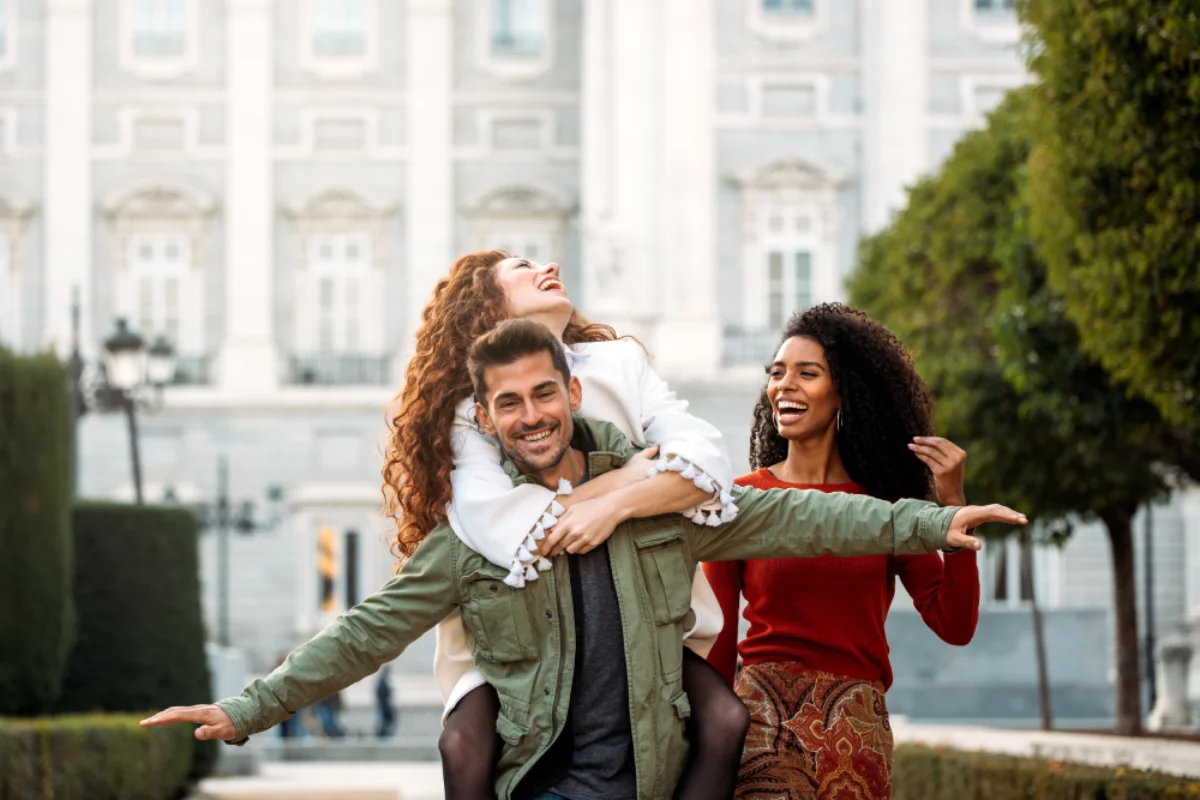 Moradora olhando o horizonte no terraço de Madri