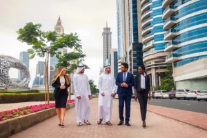Grupo de trabalhadores e estudantes em Dubai