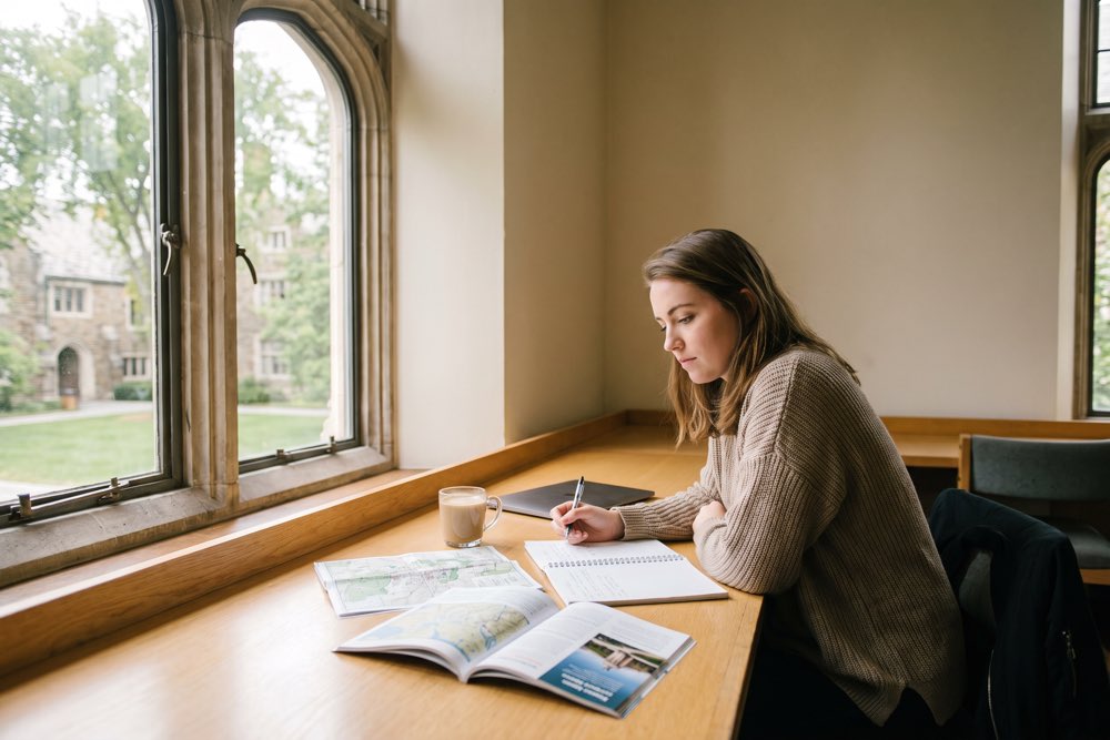 Quanto custa fazer faculdade no exterior? Guia de valores por destino em 2026